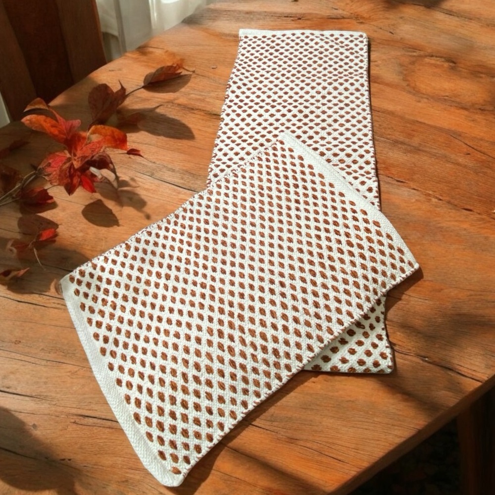 SET 4 Rectangle Textured Cloth Placemats & 1 Matching Table Runner